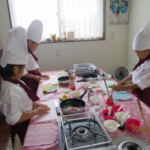 ７月２２日に松戸市五香で、子ども料理教室《まじかるれっすん》吉田教室が開催されました♪７月は２回目の開催、３人のちびっこ料理人が参加してくれました(^^♪