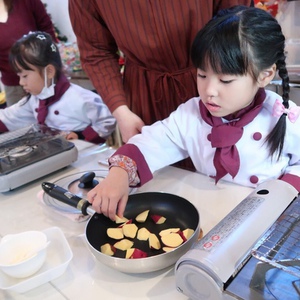 幼児、大学いもを作る