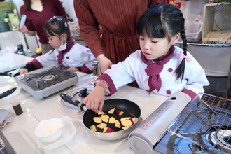 幼児、大学いもを作る